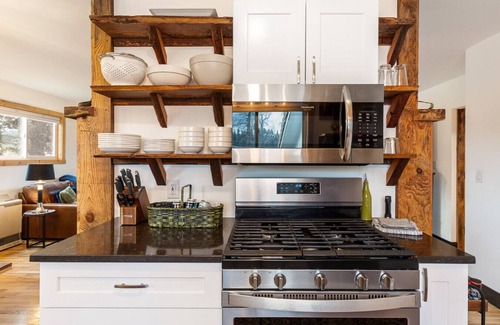 Stevensville Cottage | Lester’s Cottage - Riverfront Retreat