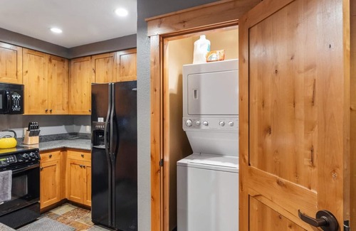 Whitefish Condo | Morning Eagle Lodge Unit 202: Ski-In/Ski-Out with Roof Top Hot Tub