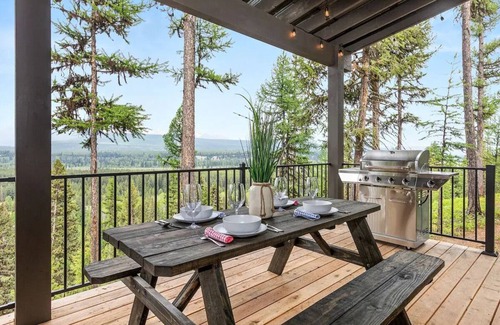 Polebridge Cabin | One of a kind views of Glacier National Park! Canyon Cabin at Thunderbird Ridge.