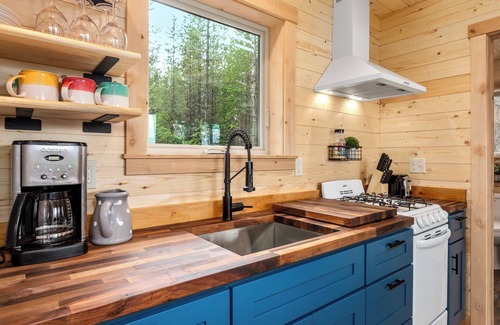 Polebridge Cabin | One of a kind views of Glacier National Park! Summit Cabin at Thunderbird Ridge.
