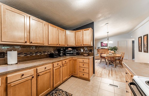 Riverbend House | ⭐️ Riverbend Retreat ⭐️ Riverfront⭐️Relax by the fire