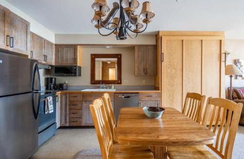 Big Sky Apartment | Shoshone 1960