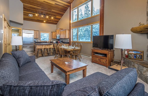 Big Horn House | Ski-in/out condo w/great views, electric burning fireplace & great location! - Big Horn Powder Run