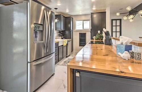 Great Falls House | Sleek & Modern Great Falls Gem: Hot Tub, Yard