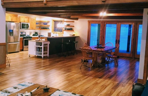 Ennis House | Solitude | Majestic Views | Adventure | Couples or Groups