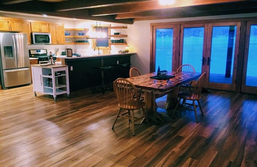 Ennis House | Solitude | Majestic Views | Adventure | Couples or Groups