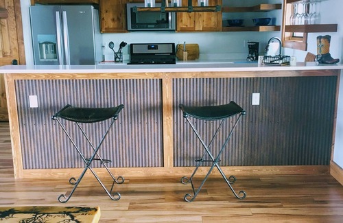 Ennis House | Solitude | Majestic Views | Adventure | Couples or Groups