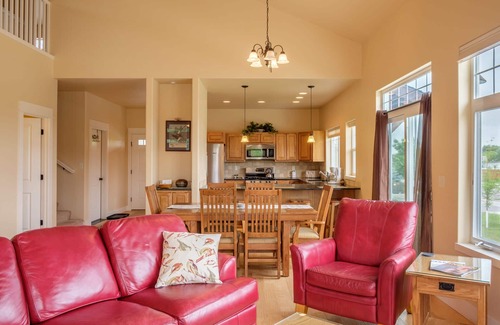 Bozeman House | Stained Glass House - Centrally Located Home in Bozeman close to shopping