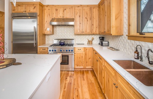 Big Sky House | Stunning, Modernized Town Center Home! Hot Tub! 15 Min Drive to Resort!