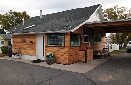 Helena House | Suite 35 - Victorian Suite W/Porch