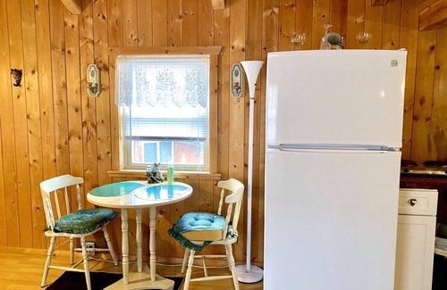 Corvallis Cabin | 'Wolf Den'-A Perfect Romantic Honeymoon cabin and a Sportsman's Paradise Cabin