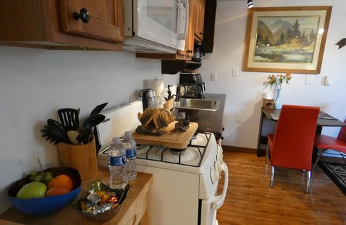 West Yellowstone Apartment | Yellowstone Studio # 5. Just One Mile From Yellowstone's Main Entrance