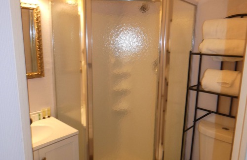 West Yellowstone Apartment | Yellowstone Studio # 3. Just One Mile From Yellowstone's Main Entrance