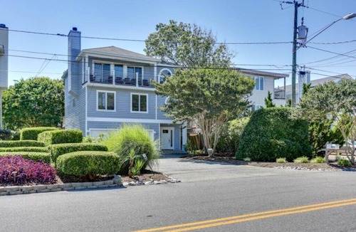 Croatan Beach House | 1 BLOCK TO BEACH, Delightful & Spacious, 3 BR/3.5BA Virginia Beach Vacation