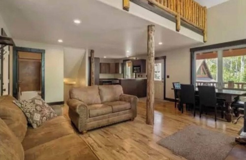 Mammoth Creek Cabin | 1-mile from Panguitch Lake! Sleeps 11 - Spacious cabin getaway.