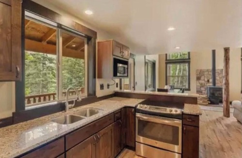 Mammoth Creek Cabin | 1-mile from Panguitch Lake! Sleeps 11 - Spacious cabin getaway.