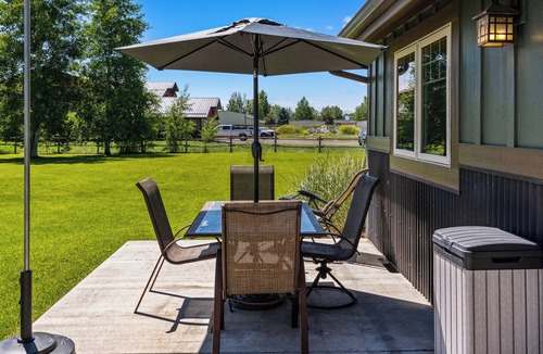 Bozeman House | 12 min from BZN! Family Friendly+ Indoor Sport Court+ HOT TUB