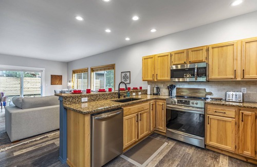 Ronald House | 1PM Check-In+Pool Access | Affordable, Family Friendly+PetsOK | Lake Nearby