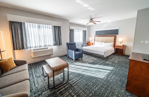 Kutzky Park Hotel | 2 Comfortable Accommodation! Kitchen, Pet-Friendly, Indoor Pool, Free Breakfast!