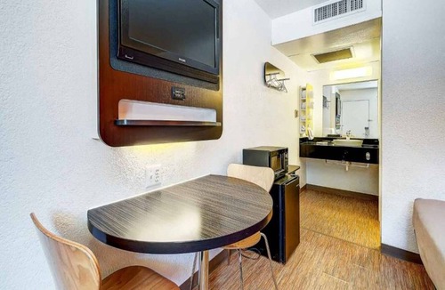 Dupont Apartment | 2 Full Beds | Non-Smoking