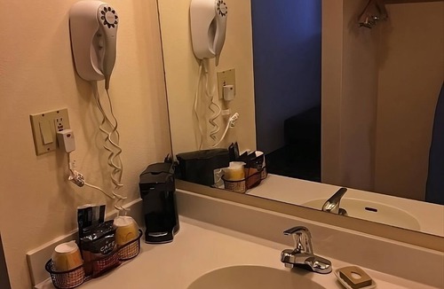 Kellogg Apartment | 2 Queen Beds at FairBridge Inn & Suites Kellogg