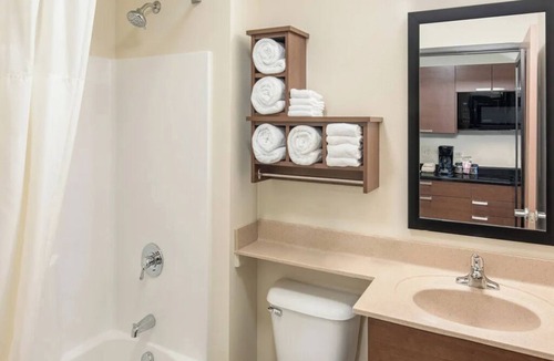 Bismarck Hotel | 2-Room Studio Perfect for Family Adventures Near North Dakota Attractions