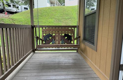 Pigeon Forge Ski Chalet | 2BR Rustic Cabin with Views and Parking