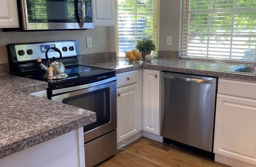 Westridge House | 3-bedroom home on a quiet cul-de-sac. Fenced yard. Laundry Room.