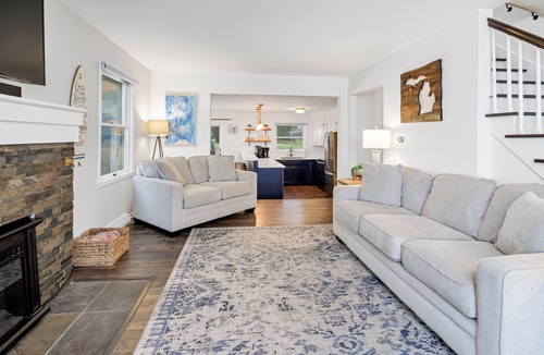 Riverside House | 3 Bedroom Lakefront Retreat w/Amazing Water Views!