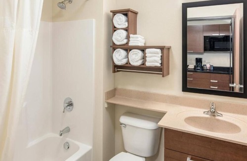 Jamestown Hotel | 3 Spacious Units w/3 Queen Beds + Kitchen Near Frontier Village