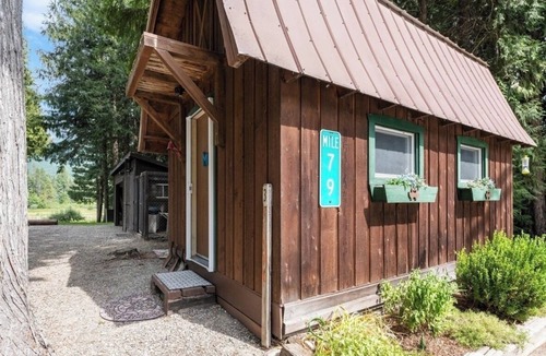 Troy Cabin | 3-Story Lake-Front Log Home with Private Beach Access on Bull Lake, MT