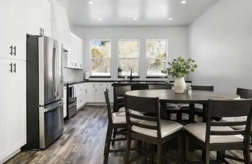 Samak Cabin | 3Bd 2.5Bth, Hot Tub, Wheelchair Accessible and Mountain View’s