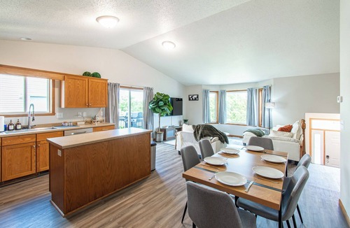 Fargo House | 3BR I 4 mins to Scheels Arena, King x 3, Sleeps 6