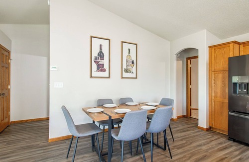 Fargo House | 3BR I 4 mins to Scheels Arena, King x 3, Sleeps 6