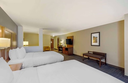 Loveland Hotel | 4 Family-Friendly Suites Near Chapungu Sculpture Park, Pool, Fitness & Breakfast