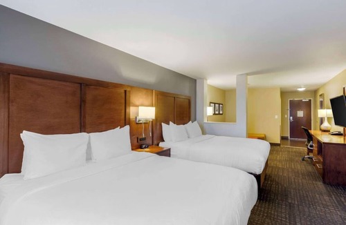 Loveland Hotel | 4 Family-Friendly Suites Near Chapungu Sculpture Park, Pool, Fitness & Breakfast