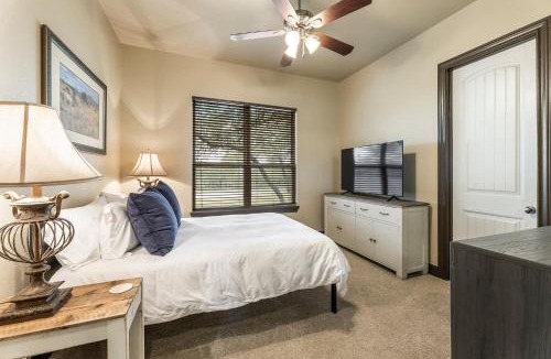 Canyon Lake House | 4 minutes from Canyon Lake with Jacuzzi, BBQ, Firepit, 1GbpWifi, and More