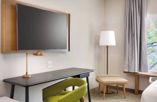 Union Square Hotel | 4 Units w/Pool, Gym & Breakfast | Minutes from Red Rocks Amphitheatre & Downtow