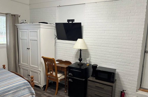 Tranquil Harbour Resort | 40th St En Suite/ Enter the door between Outside Shower and Air Conditioner.