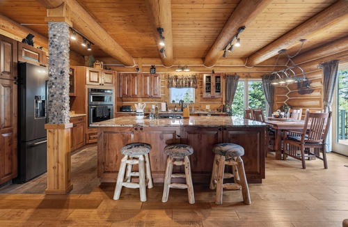 Cascade-Chipita Park House | 4BR Mountain Log Cabin w/Hot Tub,Loft,Deck Views