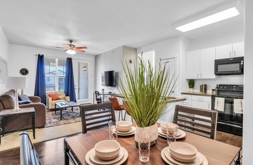 Draper Apartment | 4K TVs ★Cali King Bed | Fast WiFi | Near Hospital