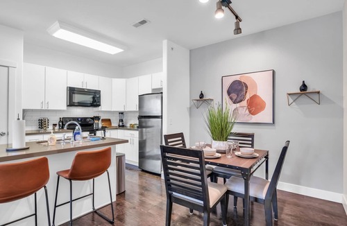 Draper Apartment | 4K TVs ★Cali King Bed | Fast WiFi | Near Hospital