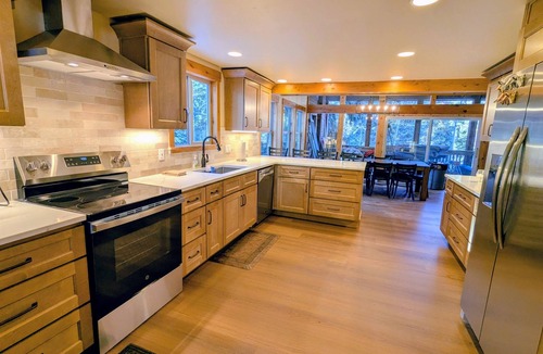 Columbine Lake House | 5BR Lodge, 1mi to Ski, HotTub, PoolTable, Firepit, Sleeps 12, Easy Access
