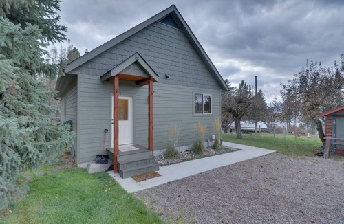 Woods Bay Cottage | 88 m² Cabin ∙ 2 bedrooms ∙ 4 guests