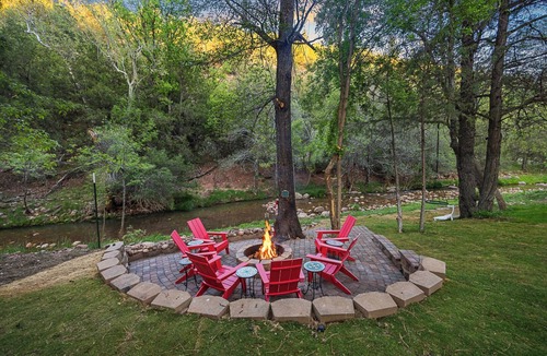 Whispering Pines Cabin | 9BR Luxury Verde River Compound/Hot Tub, Pizza Oven, Game Room, Bar & Fire Pit