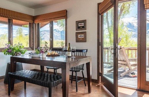 Emigrant House | A Beautiful Montana Suite on Yellowstone River