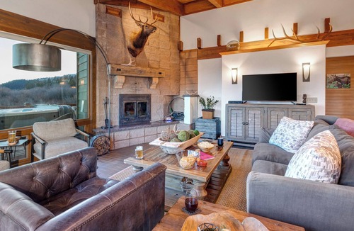 Wilson House | Abode at Swinging Bridge | Amazing value! Expansive outdoor areas!