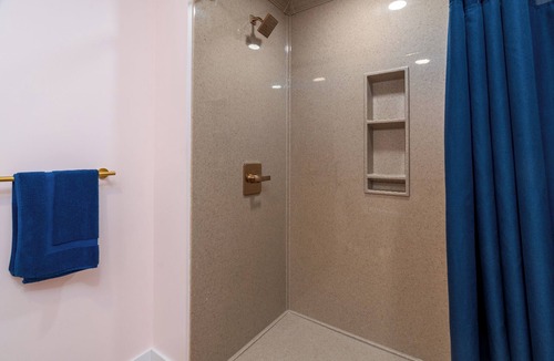 Cobden Hotel | ADA King Suite Accessible, Cobden