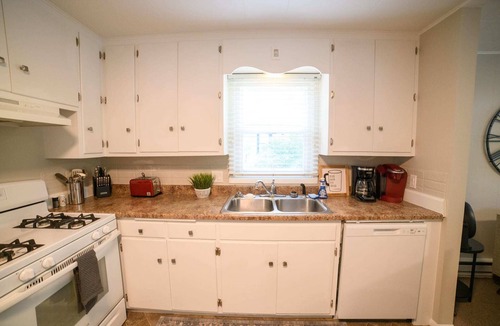 Great Falls House | Adorable and Cozy Bungalow - 2 Bedrooms - 1 bath