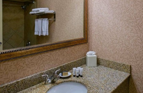 Kennewick House | Adventures Awaits! Spacious Unit Near Attractions, Onsite Poo, FREE Parking!